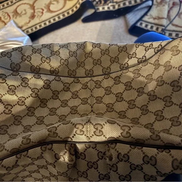 Gucci bag with flaws shown in live - Picture 6 of 15
